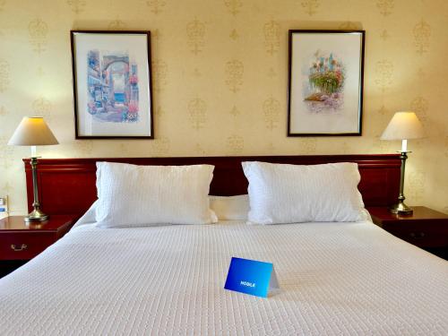 a book sitting on top of a bed at Nobile Hotel Solar del Acuario in Salto