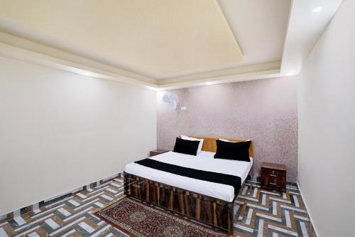 a bedroom with a bed in a room at Hotel O M3M Paradise in Bhiwadi