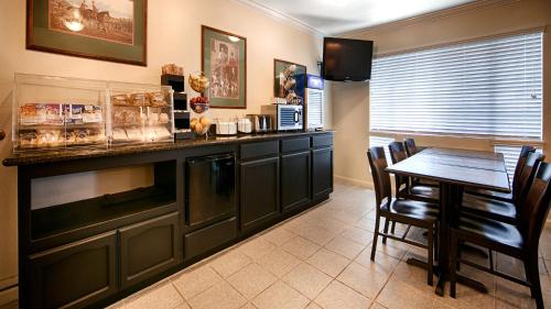 Kuchyň nebo kuchyňský kout v ubytování Best Western Capital City Inn