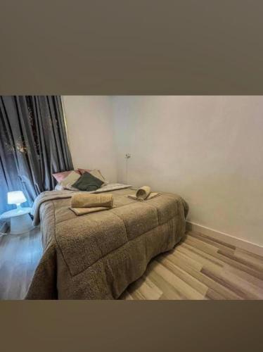 a bedroom with a bed and a window at Alojamiento cerca de la Playa in Valencia
