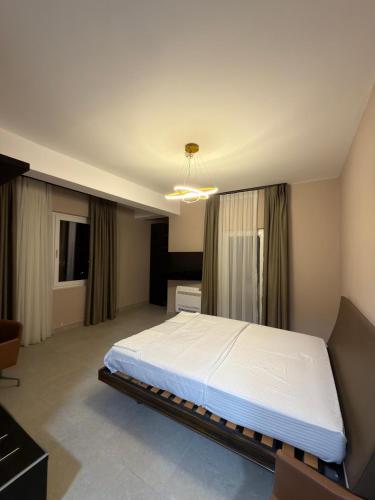 a bedroom with a large bed in a room at Hotel Zurich in Golem