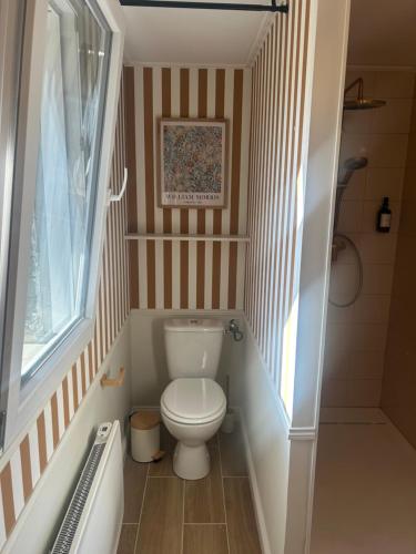 a small bathroom with a toilet and a tub at Le Nid de Lou in Aire