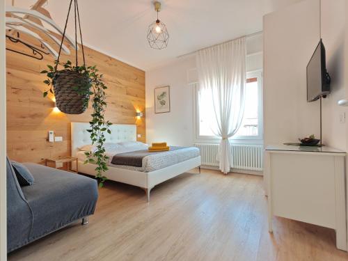 a bedroom with a bed and a tv in a room at Casa di Kaixin in Mestre