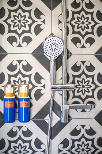 a bathroom with black and white tiles and a shower at Casa iSuLa in Iglesias