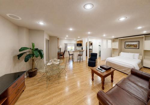 a hotel room with a bed and a living room at King Frederik Inn in Solvang