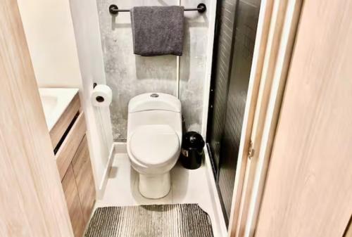 a small bathroom with a toilet and a sink at depa en el centro con estacionamiento in Monterrey