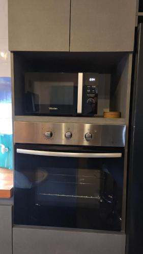 a microwave oven sitting inside of a kitchen at Casa primera linea de playa in Maricó