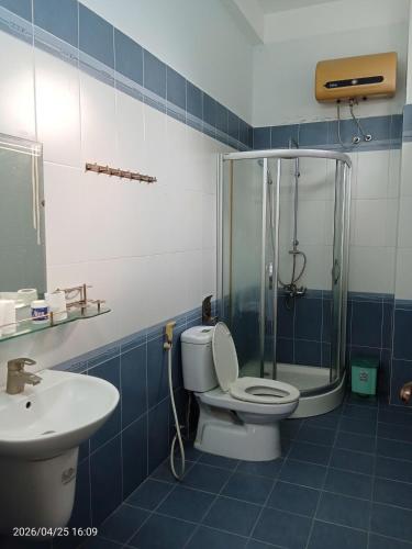 a bathroom with a shower and a toilet and a sink at Lockhang homestay in Thanh Ðông (1)