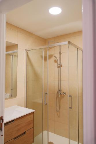 a shower with a glass door in a bathroom at Quinta da Shambhala in Soriço