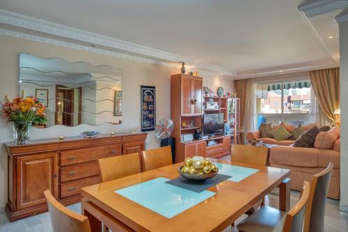 Elegant apartment in Marbella with sea and mountain view.