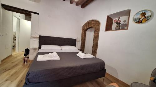 a bedroom with a bed with two towels on it at La Casetta di Cri in Todi