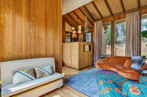 Et opholdsområde på Sun-Drenched Mid-Century Modern Retreat
