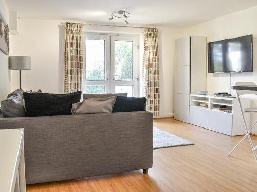 a living room with a couch and a television at Bunker - Uk11039 in Carlyon Bay