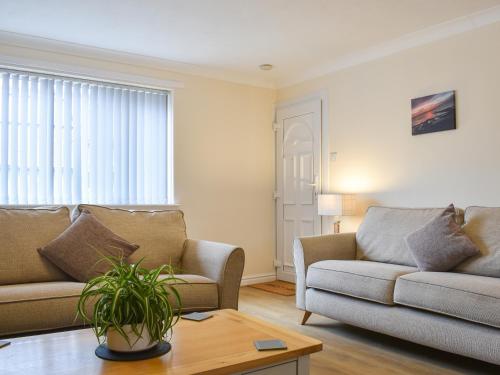 a living room with two couches and a coffee table at Filey Central One - Uk31706 in Filey