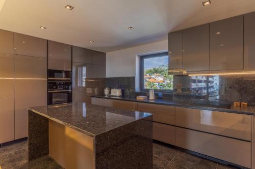 Funchal Sea View Apt, Pool, Ac & Parking