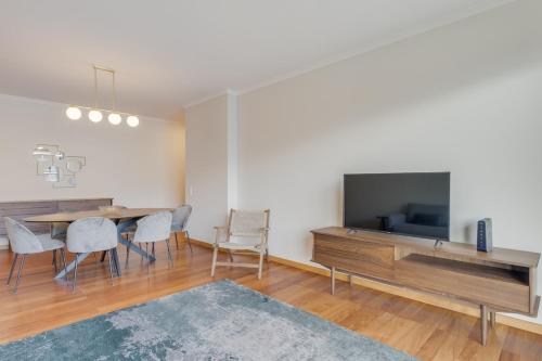 Sea & Mountain View Apartment, Funchal, Parking