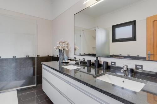 Funchal Villa With Sea View, Pool & Games Room