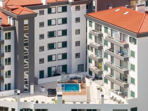 Luftaufnahme eines Gebäudes mit Schwimmbad in der Unterkunft Sunflower Ocean View Apartment With Pool & Parking in Caniço