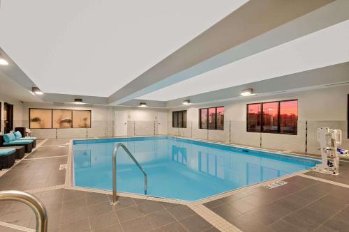 Het zwembad bij of vlak bij Hawthorn Suites by Wyndham Columbus West