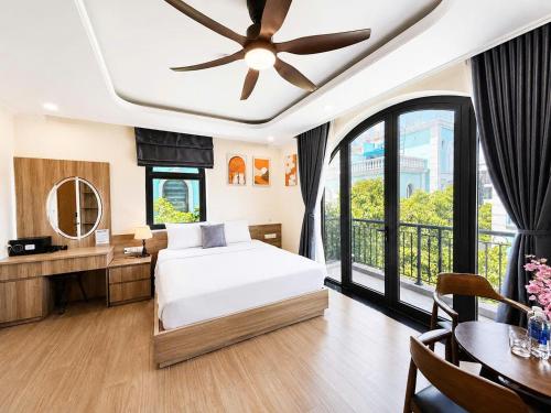 a bedroom with a bed and a ceiling fan at Apple Phu Quoc Hotel & Restaurant in Phú Quốc