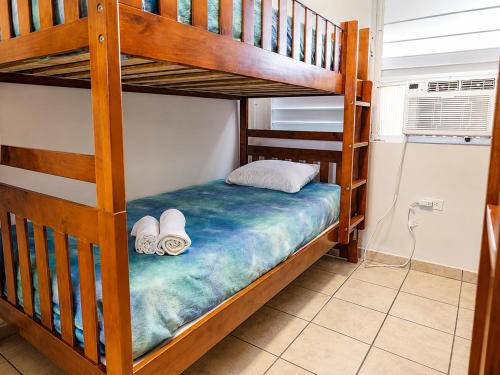 two bunk beds with towels on the bottom bunk at 30 seconds beach aparment in Aguacate