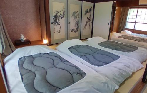 two large beds in a room at 神乃宿 in Shimonoseki