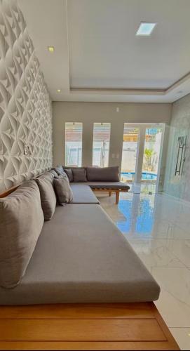 a living room with a large couch in a room at Casa com 3 dormitórios na Praia do Preá com Piscina in Prea