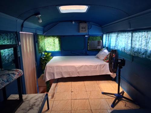 a bedroom with a bed in a blue room at Villa La Patrona in Parrita