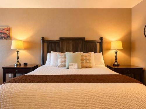 a bedroom with a large bed with two lamps at Mountain View Lodge in Chelan