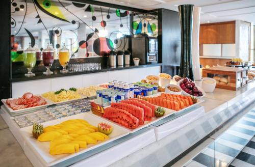 a buffet line with different types of fruits and vegetables at Hotel Brasil 21 Convention, Affiliated by Meliá in Brasília