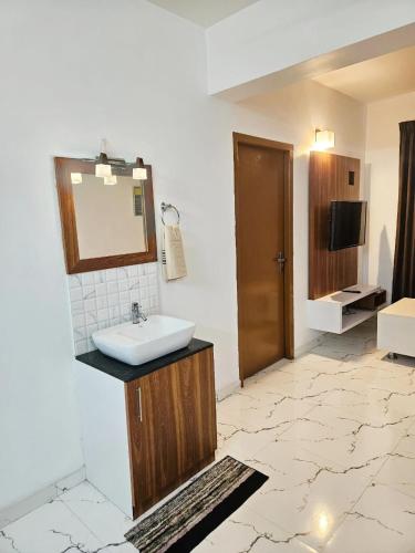 a bathroom with a sink and a mirror at krishna madhavam in Guruvāyūr