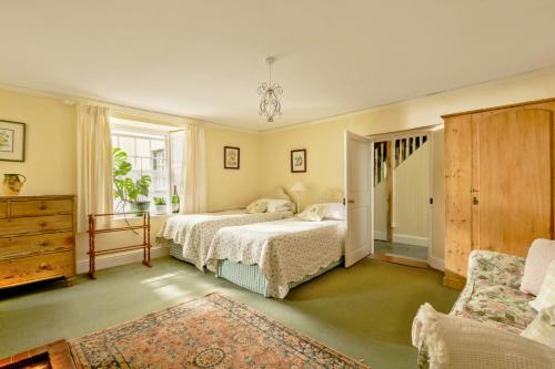 a bedroom with two beds and a couch at Parnacott in Pancrasweek