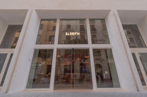 a building with a sign on the front of it at SLEEP'N Valencia in Valencia