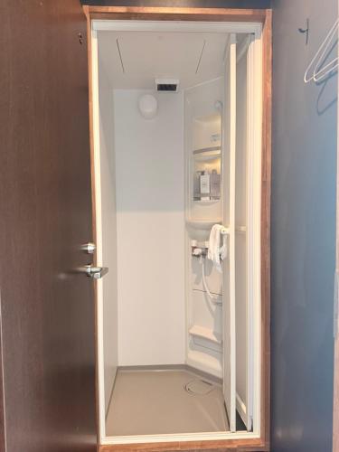 eine offene Kühlschranktür in einem Zimmer in der Unterkunft Zenya-Nakano in Nakano