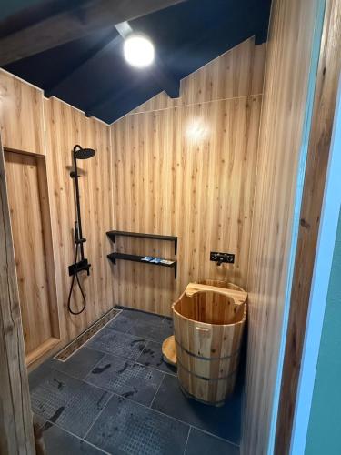 a wooden bathroom with a wooden tub in a room at Yumigahama Eaglehouse 2 in Minamiizu