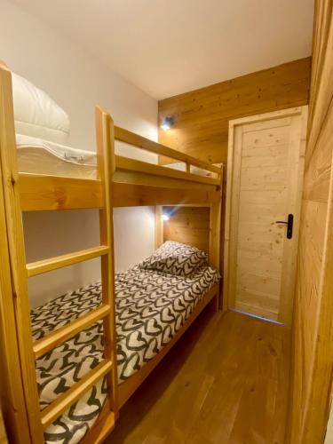 a room with two bunk beds and a door at Welcome to Star Vars! in Vars
