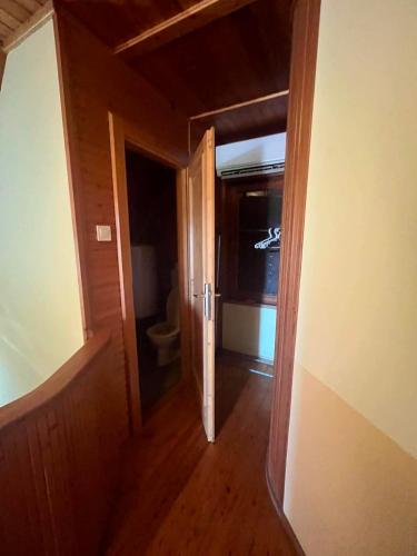 an empty hallway with a door leading to a bathroom at Templomzugi Fenyő Nyaraló in Gyomaendrőd