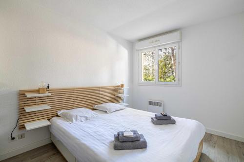 Comfort and serenity with A C, Parking and Balcony
