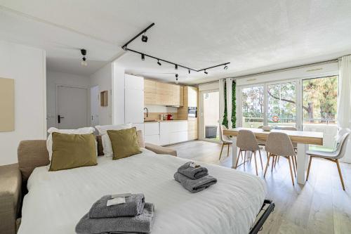 Comfort and serenity with A C, Parking and Balcony