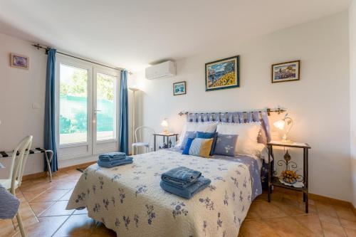 a bedroom with a bed with towels on it at Chambres D'hôtes La Sousto in Châteaurenard