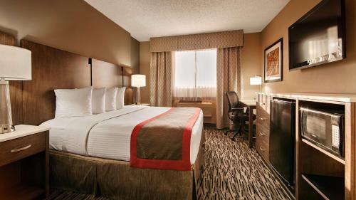 מיטה או מיטות בחדר ב-Best Western Los Alamitos Inn & Suites