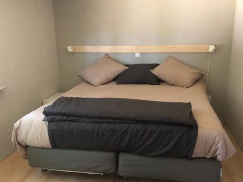 a bed with two pillows on it in a room at Atelier Markelo in Markelo