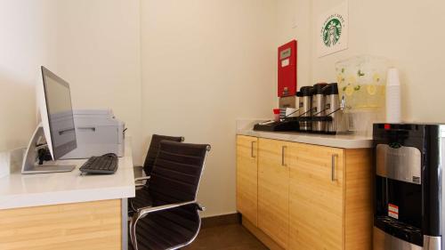 a office with a desk with a computer on it at Best Western Plus Glendale in Glendale