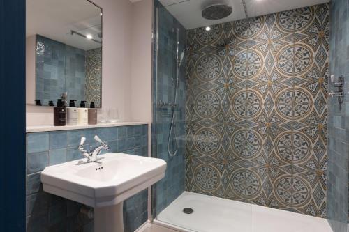 a bathroom with a sink and a shower at Bernwood Park Hotel in Boarstall