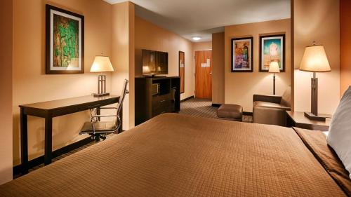 una habitación de hotel con una cama y un escritorio en Best Western Plus Pontoon Beach, en Pontoon Beach
