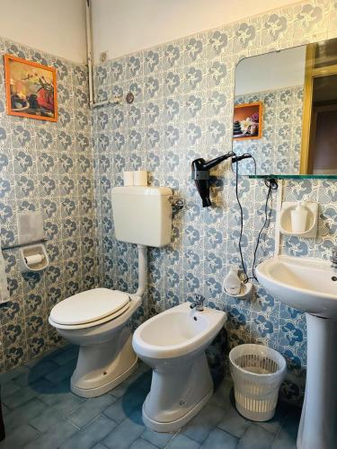 a bathroom with a toilet and a sink at Big Brother Bed & Rooms in Treviso