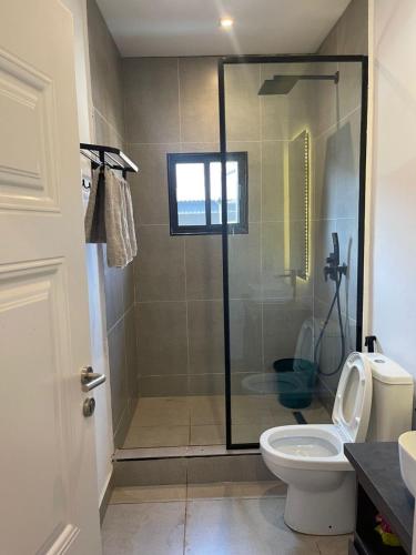 ein Badezimmer mit Glasdusche und WC in der Unterkunft Solaris in Lagos