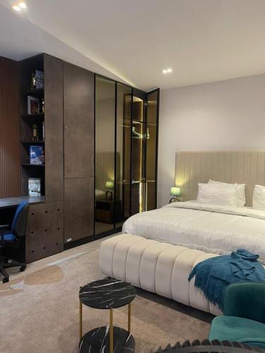 ein Schlafzimmer mit einem großen Bett und einem Schreibtisch in der Unterkunft Solaris in Lagos