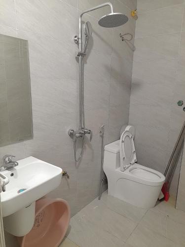 a bathroom with a shower and a toilet and a sink at Mùi Oanh Homestay sát biển in Sầm Sơn