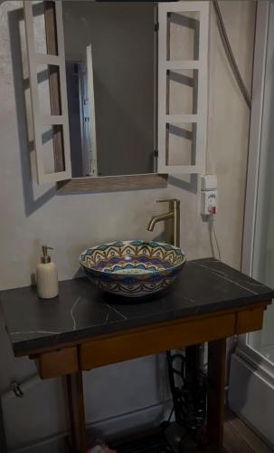 a bowl on top of a counter with a sink at Agroturystyka Kryjówka Nad Stawem in Kodeń